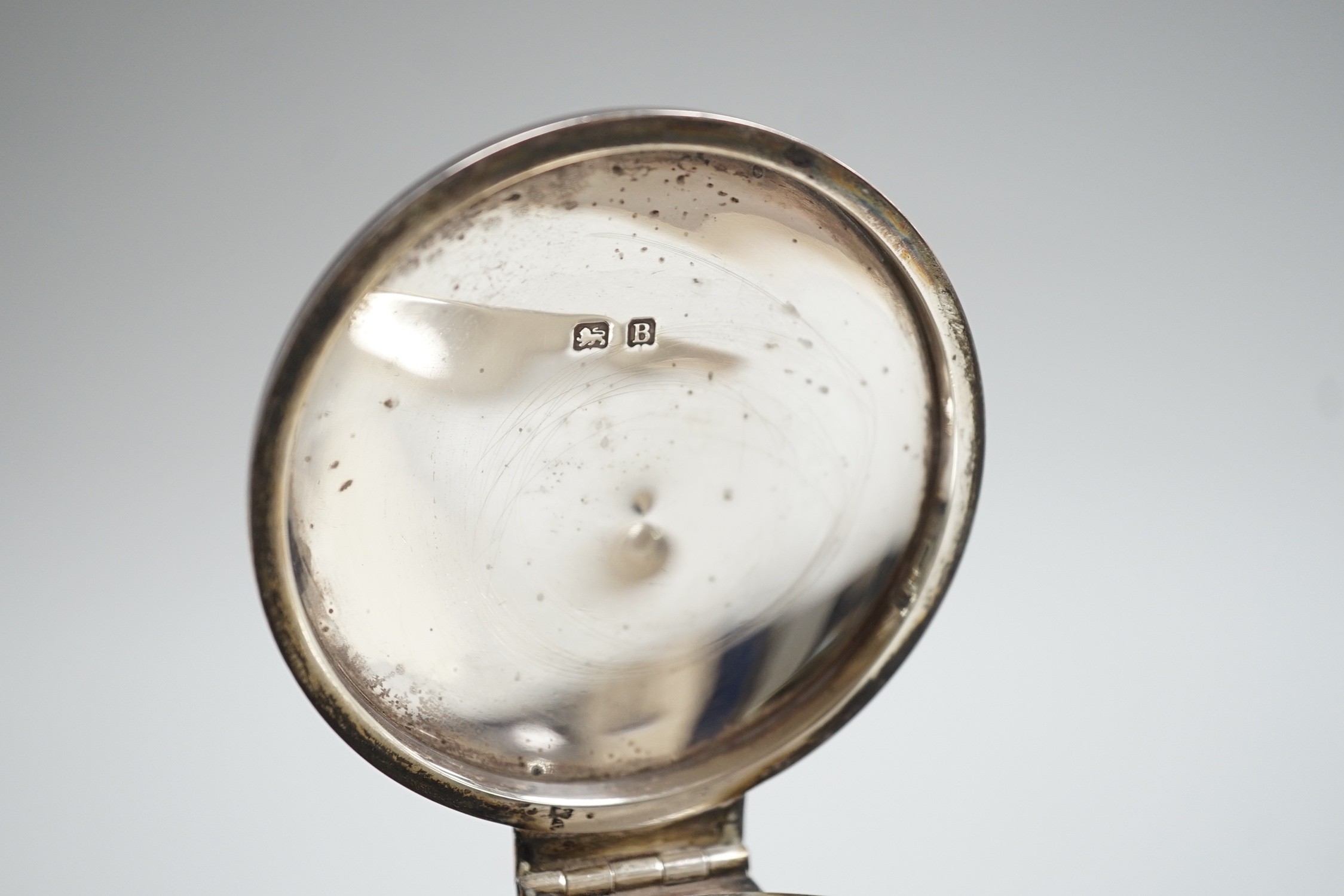 A George V silver circular inkwell, Birmingham, 1926, diameter 15.2cm.